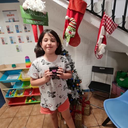 Niña en la celebración de Navidad del centro