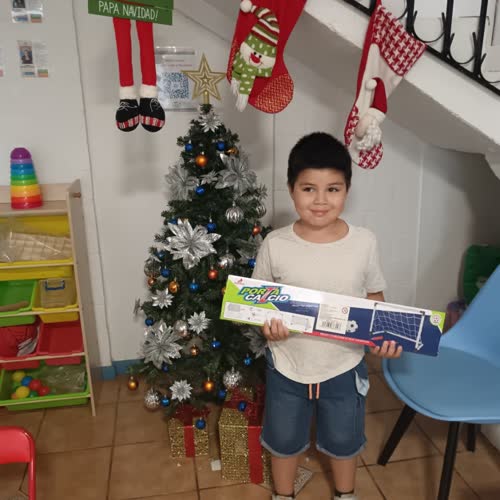 Niño con su regalo en la celebración de Navidad